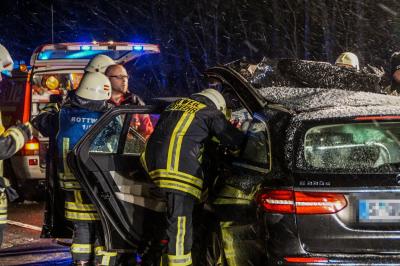 Rottweil: Auf Schneeglatter Fahrbahn Unfall verursacht Fahrer schwer Verletzt Beifahrer Toedlich Verletzt 
